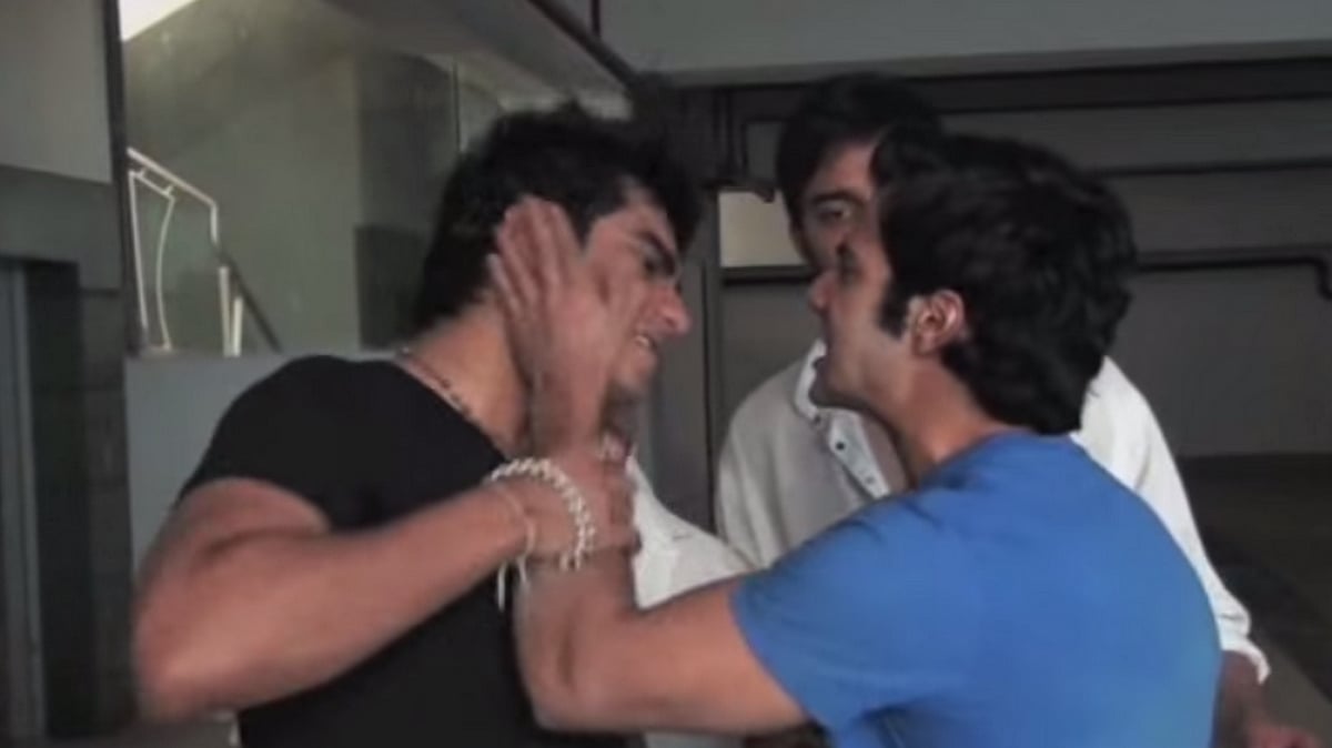 Arjun Kapoor and Varun Dhawan in a heated moment (Photo: <a href="https://www.youtube.com/watch?v=UK3JTHYMPJg">YouTube/TheBarryJohn1</a>)