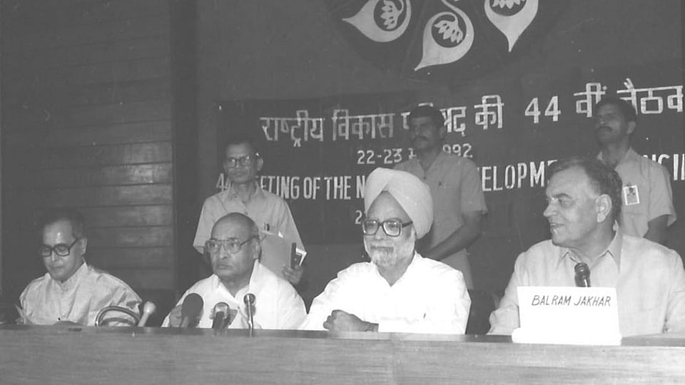 Manmohan Singh (second from right) with PV Narasimha Rao to his left.