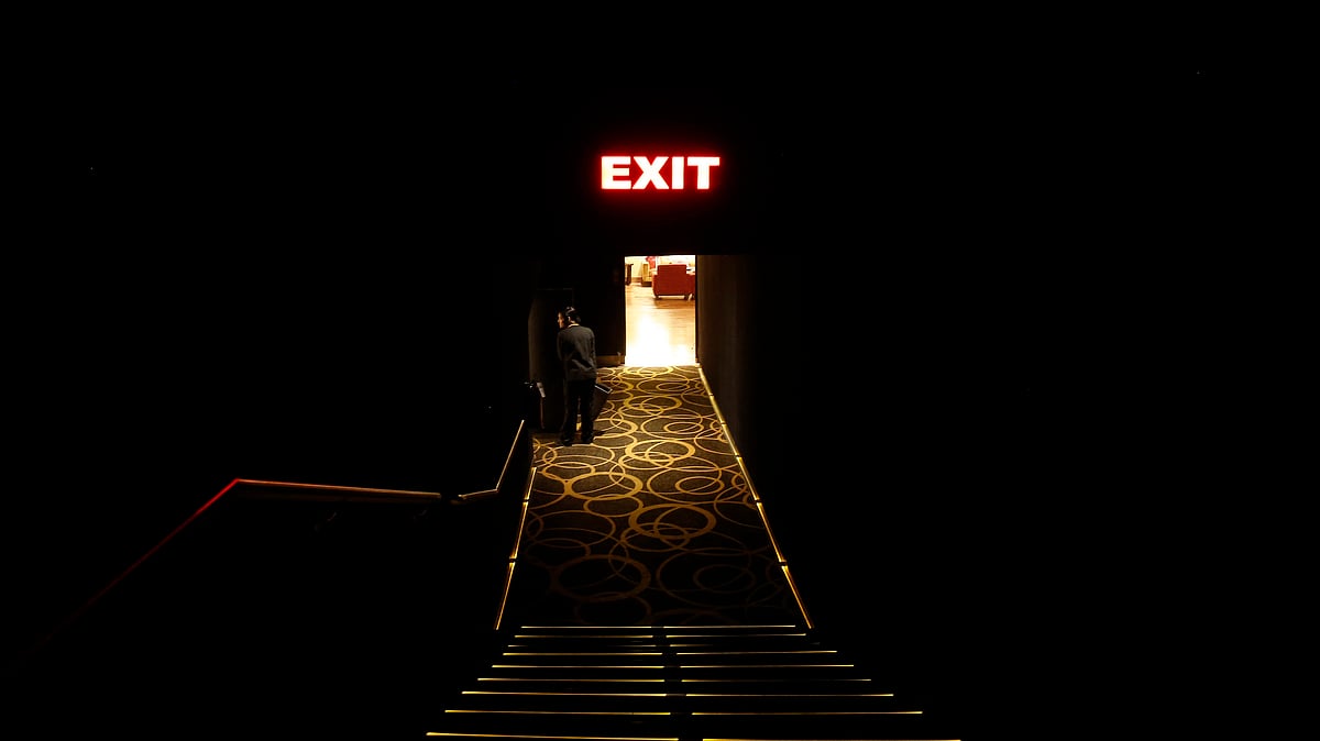 An employee cleans a theatre during an interval at a PVR Multiplex in Mumbai November 10, 2013. (Photo: Reuters)