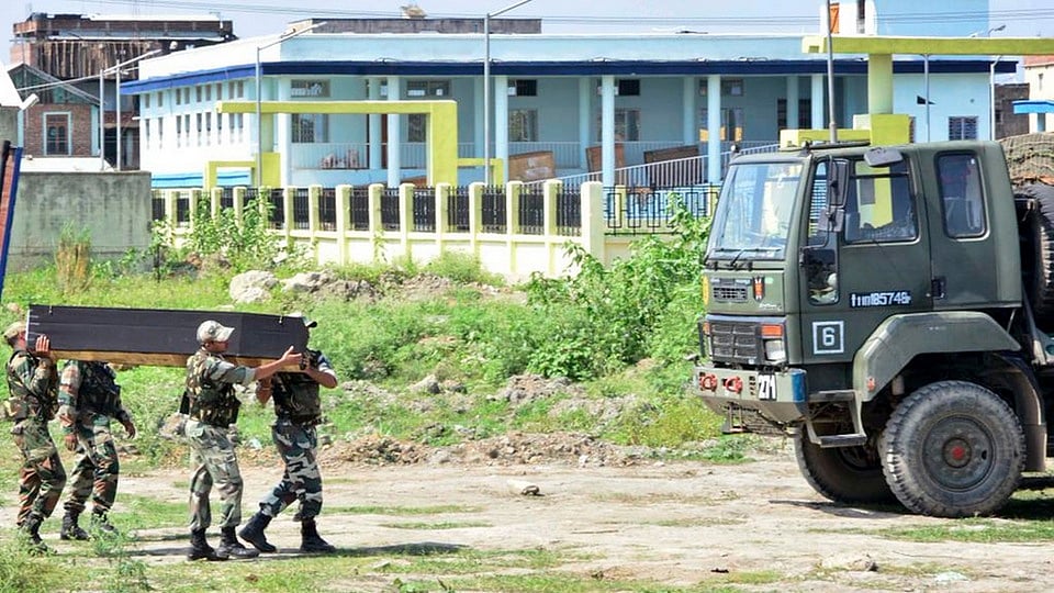 Indian soldiers carrying a coffin after the Myanmar ambush. (Photo: <a href="https://twitter.com/abpnewstv/status/608855925101723648">Twitter.com/@abpnewstv</a>)
