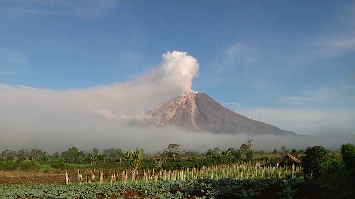 Mt. Sinabung releasing hot ash and fumes in the air. (Photo Courtesy: AP screen grab)