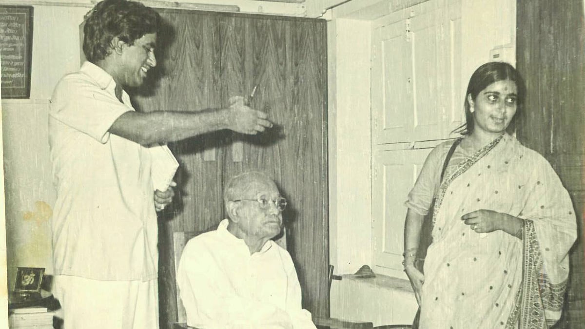 Swaraj Kaushal (L) with Jayaprakash Narayan and Sushma Swaraj (R). (Photo: Facebook/<a href="https://www.facebook.com/SushmaSwarajBJP/photos/pb.150381141768053.-2207520000.1434370732./355028187970013/?type=3&theater">Sushma Swaraj</a>)