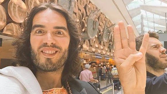 (Photo: <a href="https://www.facebook.com/RussellBrand/photos/pb.21641548176.-2207520000.1435672880./10153020318813177/?type=3&theater">Facebook/ Russell Brand</a>)