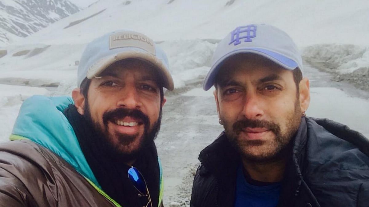 Kabir Khan and Salman Khan on sets of Bajrangi Bhaijaan in Kashmir (Photo: <a href="https://twitter.com/kabirkhankk/media">Twitter/@kabirkhankk</a>)
