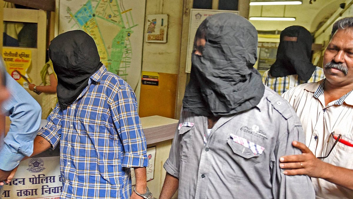 Mumbai hooch case accused being produced in the court. (Photo: PTI)