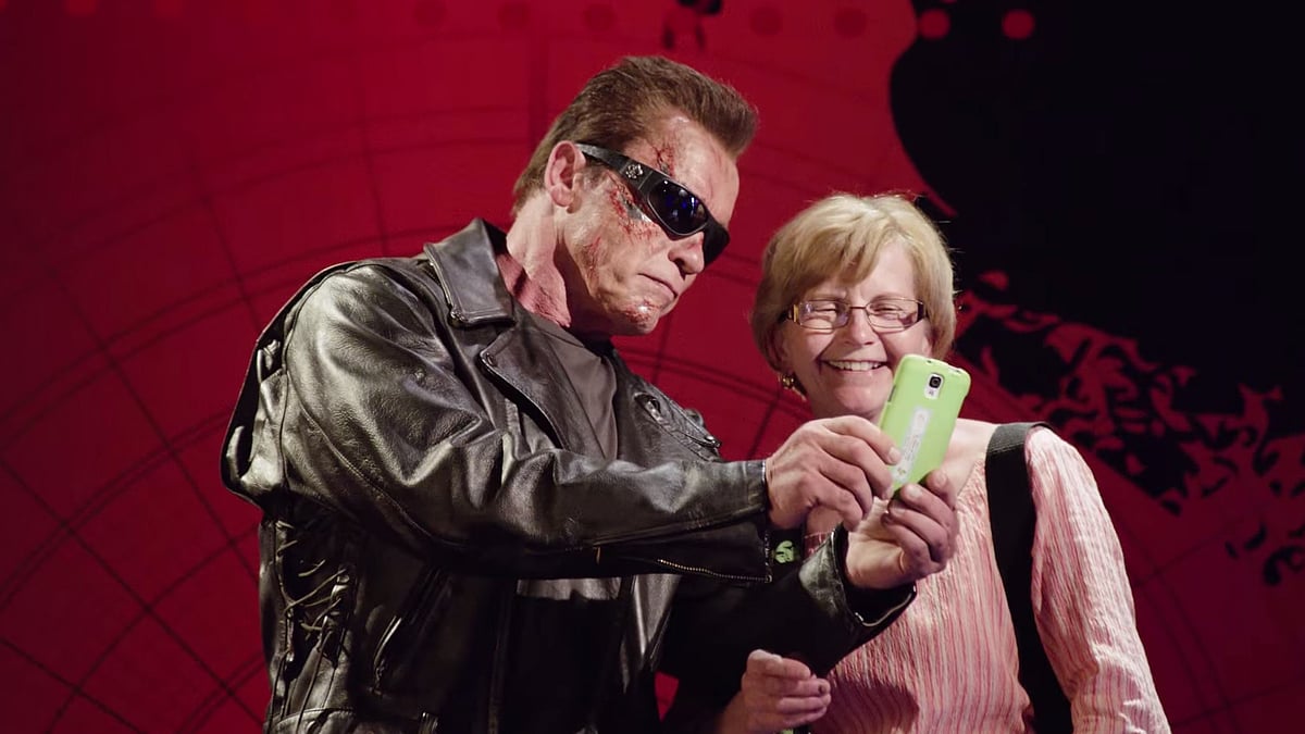 Arnold Schwarzenegger swapped places with his waxwork at Hollywood’s Madame Tussauds Museum (Photo: <a href="https://www.youtube.com/watch?v=w81g199L8YA">Youtube/Arnold Schwarzenegger</a>)