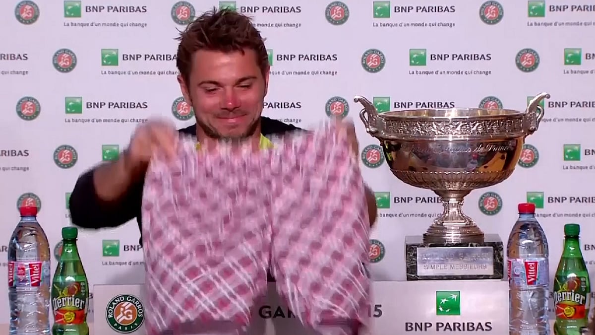 Stanislas Wawrinka draping his pink-checkered shorts over the table just after arriving at his final French Open news conference. (SNTV Screen Grab)