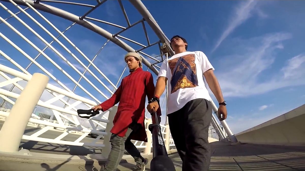 Abudi Alsgoff with his friend Abir Kot at the Seri Wawasan bridge in Putrajaya, Malaysia. (photo: AP screengrab)