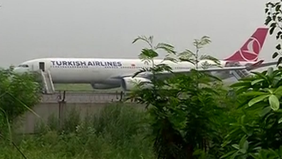 A Turkish Airlines jet makes emergency landing at Delhi airport after bomb threat. (Photo: ANI screengrab)