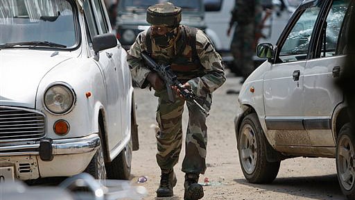 Indian army soldiers preparing a counter-attack against the terrorists who struck in Gurdaspur, Punjab, on July 27 morning. (Photo courtesy: AP)