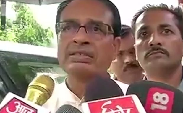MP CM Shivraj Singh outside the house of late journalist Akshay Singh in Delhi. (Photo: ANI screengrab)
