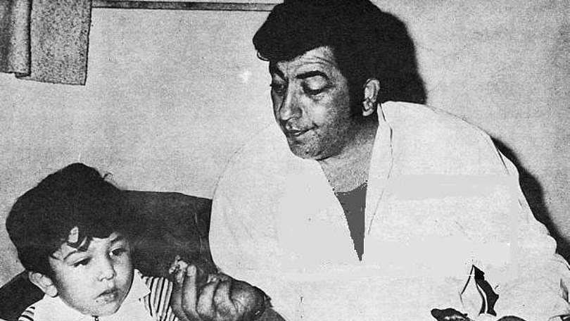 <div class="paragraphs"><p>Amjad Khan with his son Shadaab Khan </p></div>