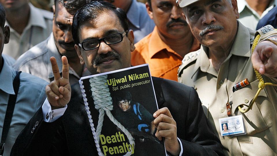 Ujjwal Nikam flashes a victory sign after a Mumbai court handed out the death penalty to Ajmal Kasab on May 6, 2010. (Photo: Reuters)