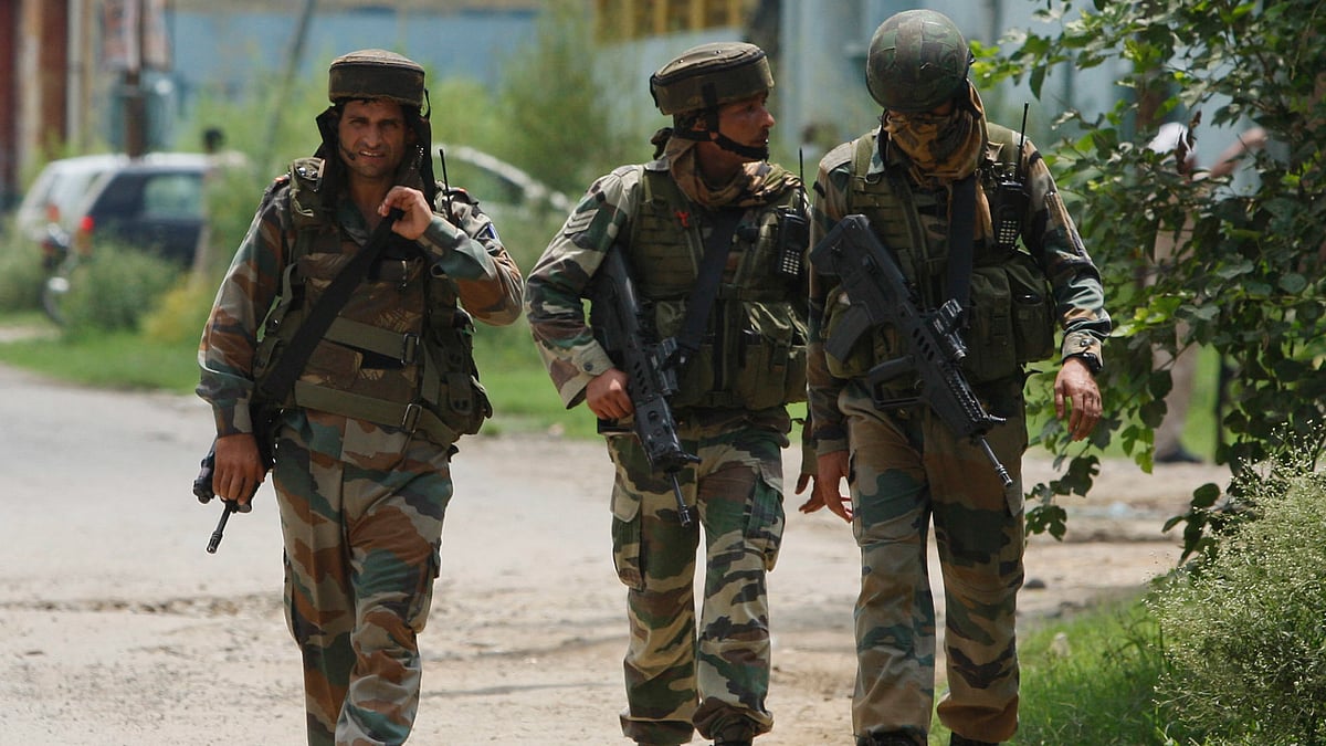 Indian army soldiers approach the abandoned building where the terrorists holed out after they struck in Dinanagar in Punjab. (Photo: AP)