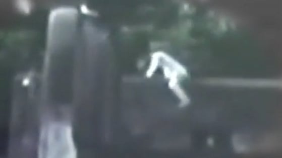  Prisoner escaping jail caught on camera. (Photo:&nbsp;ANI Screengrab)