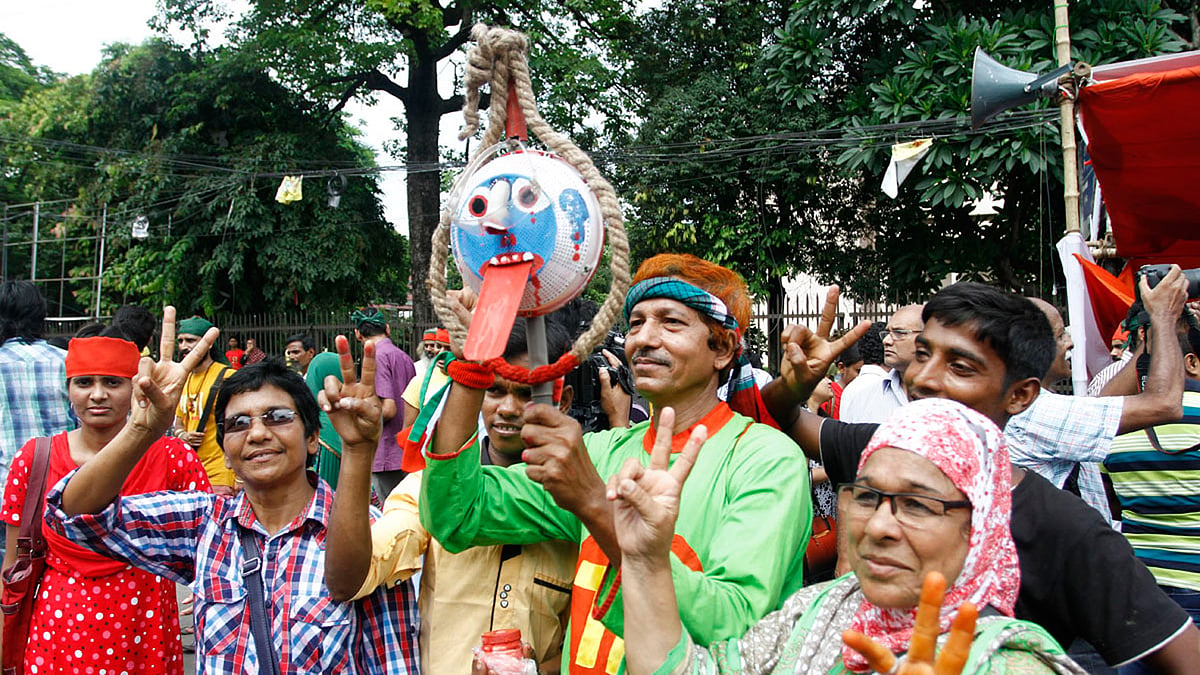 Bangladeshis in Chittagong celebrate the Supreme Court’s verdict of death penalty on war crimes perpetrator Salahuddin Quader Chowdhury. (Photo Courtesy: <a href="http://bdnews24.com/">bdnews24.com</a>)