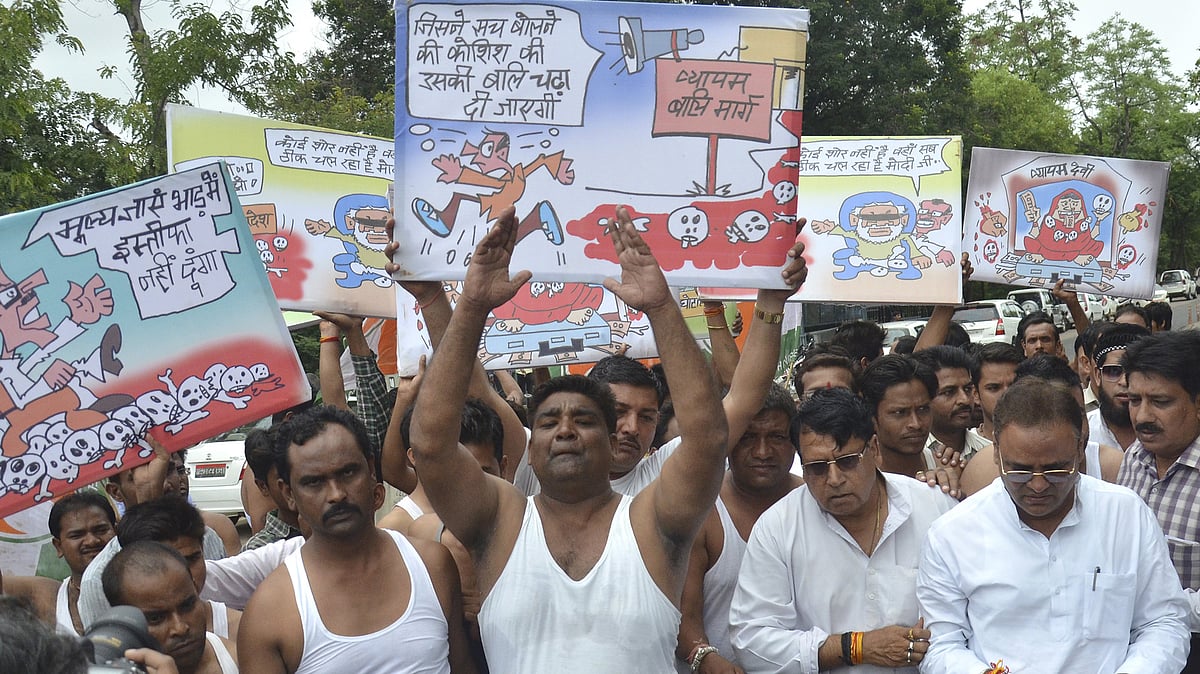 Opposition Congress workers demand the resignation of Madhya Pradesh CM Chouhan in Bhopal. (Photo: Reuters)