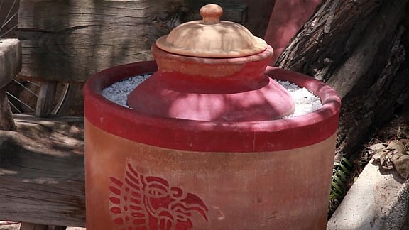 This unique clay pot can keep food cool and fresh. (Photo courtesy: AP videograb)