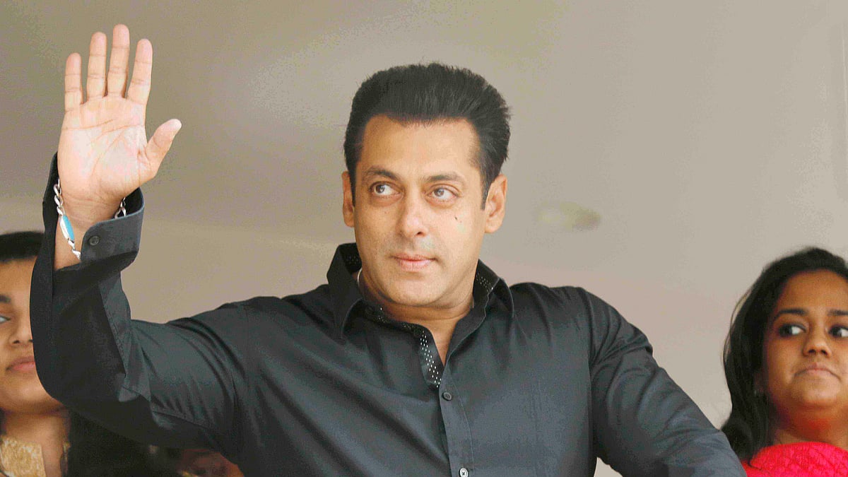 Salman Khan waves to fans from his residence on Eid (Photo: Yogen Shah)