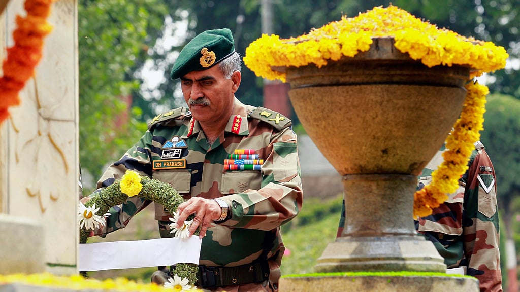 Lieutenant General Om Prakash, lays a wreath at a war memorial during “Vijay Diwas” in Srinagar July 26, 2012. (Photo: Reuters)