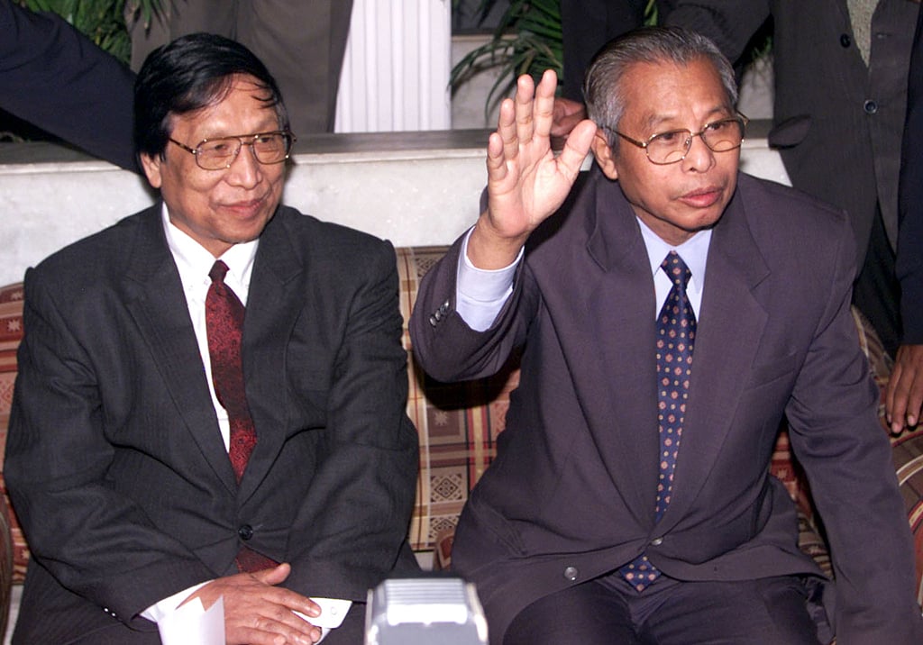 NSCN(IM) Chairman Isak Chisi Swu (Right) along with General Secretary Thuingaleng Muivah during a press conference in New Delhi, 2003. (Photo: Reuters)