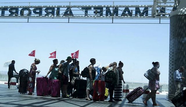 Tourists queue to leave Tunisia at the Enfidha international airport (Photo: Reuters)