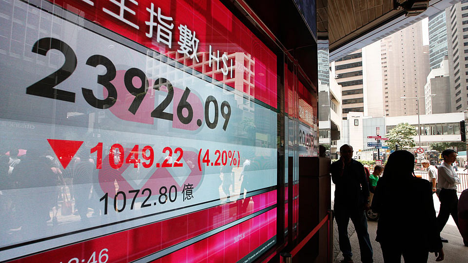 An electronic screen shows the Hong Kong share index at a bank in Hong Kong. (Photo: AP)