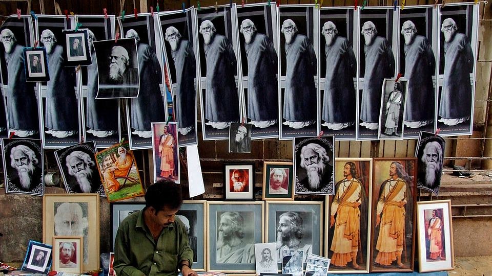 An Indian street vendor sells photographs of poet Rabindranath Tagore on a pavement during celebrations of his 145th birth anniversary in Kolkata, May 9, 2006. (Courtesy: Reuters)