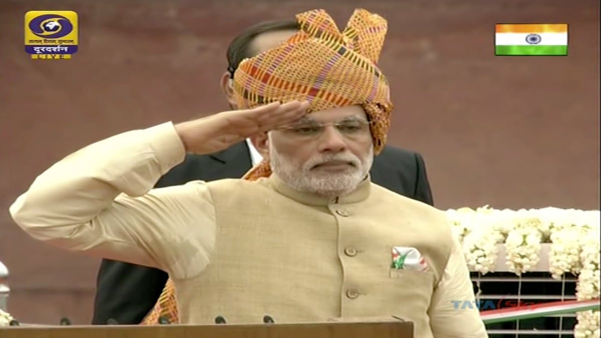 PM Modi salutes the National Flag at Red Fort. (Photo: DD screengrab)