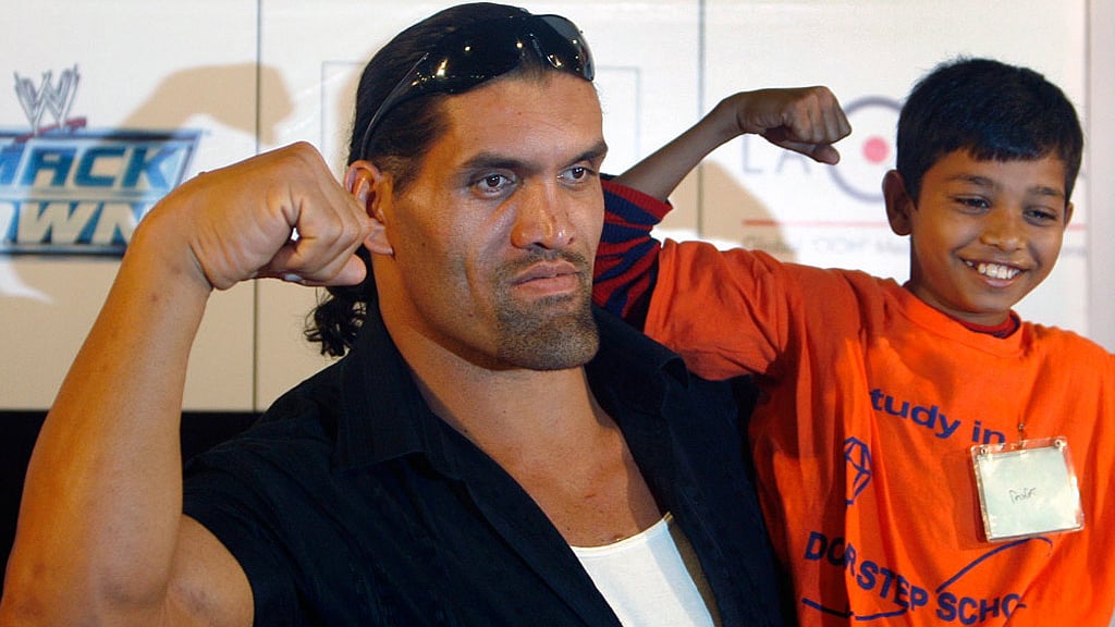 The Great Khali poses with a schoolboy at an event in Mumbai. (Photo: Reuters)&nbsp;