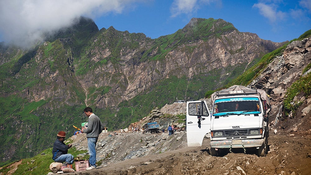 An offroad track of Rohtang La mountain pass. (Photo: iStockPhotos)
