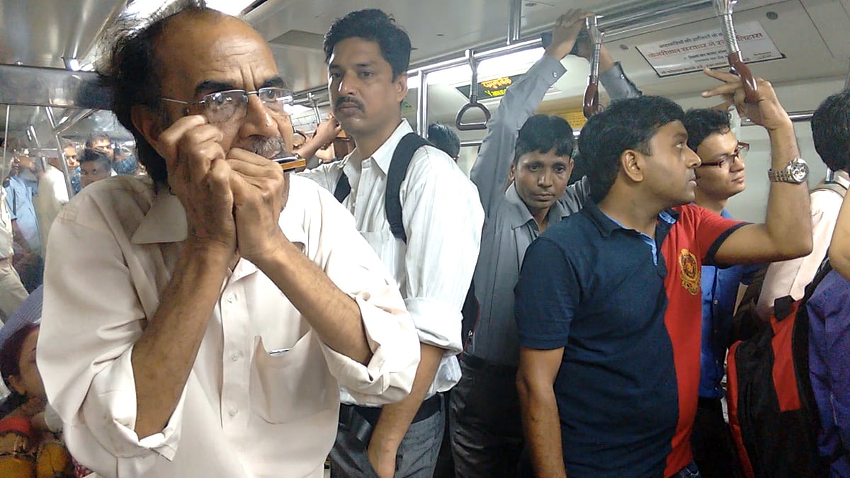 Munindra Sagar, plays harmonica inside the Delhi metro. (Photo: Vatsala)