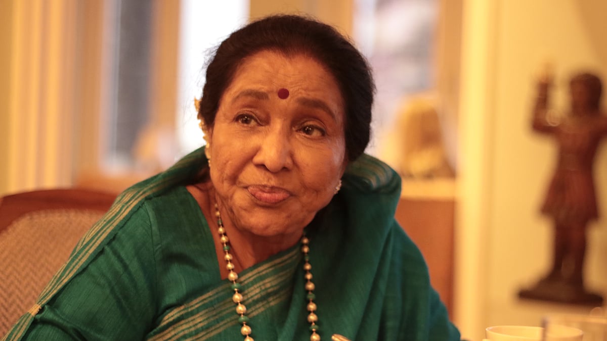 The legendary singer Asha Bhosle catches up her friend and fan Khalid Mohamed (Photo: Vatsal Shah)
