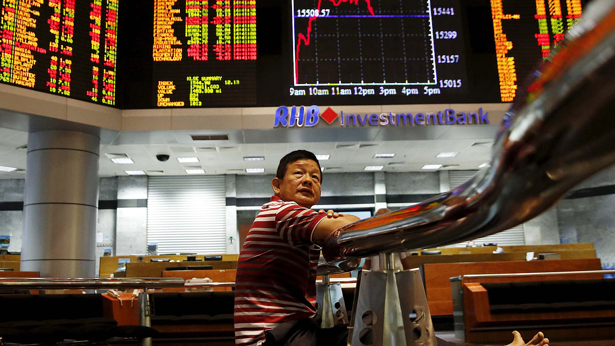 Traders weighed the impact of the interest rate cut (Photo: Reuters)