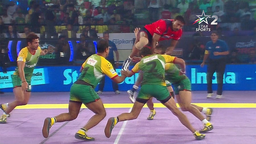 A still from the exciting match between Patna Pirates and Dabang Delhi. (Photo: <i>Star Sports</i> Screengrab)