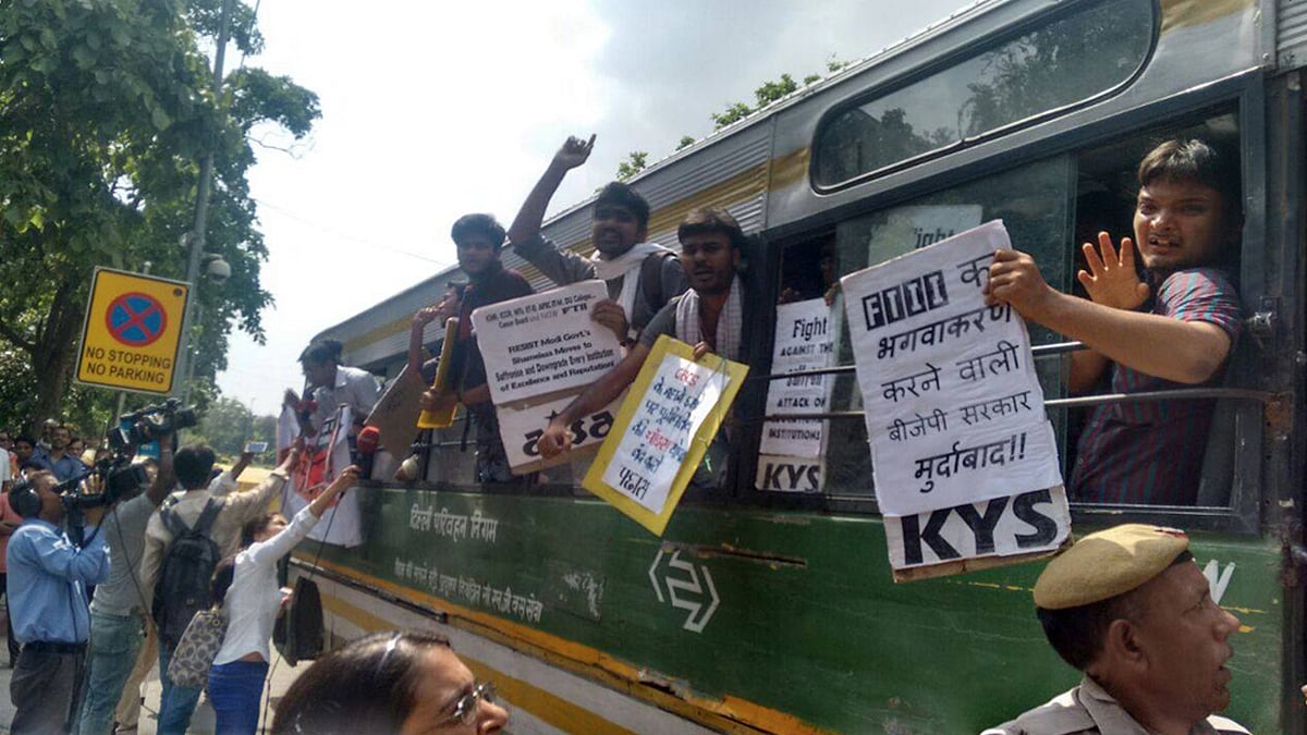 

FTII protesters detained by Delhi police (Photo: <a href="https://www.facebook.com/photo.php?fbid=10153342037930325&amp;amp;set=pcb.10153342038925325&amp;type=1&amp;theater">Facebook.com/OmPrasad</a>)
