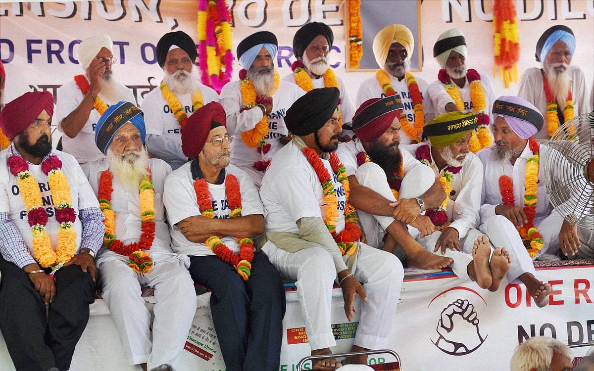 Ex-servicemen during their protest over the delay in implementation of ‘One Rank, One Pension’ (OROP) at Jantar Mantar. (Photo: PTI)