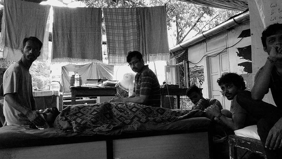 FTII students on hunger strike. (Photo: <a href="https://www.facebook.com/1607915209448356/photos/pb.1607915209448356.-2207520000.1443344732./1636347129938497/?type=3&amp;theater">Facebook.com/FTIIWisdomTree</a>)