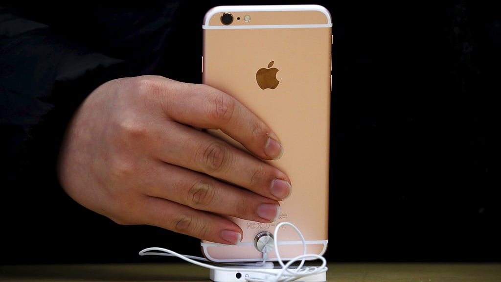 A customer holds an iPhone 6S during the official launch at the Apple store in Sydney, Australia, September 25, 2015. (Photo: Reuters)
