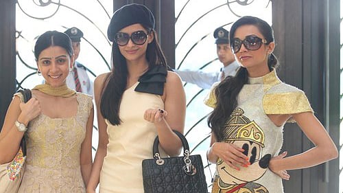 Up your fashion quotient with the handiest device – your phone! (Photo Courtesy: <a href="https://www.youtube.com/watch?v=fAzO3s7Dgnw">YouTube screengrab</a>)