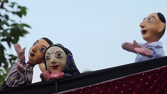Suresh Prasad’s puppet show in Bihar. (Photo: Screengrab/Youth Ki Awaaz)
