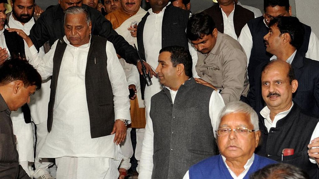Lalu Prasad Yadav (R) and Mulayam Singh Yadav (L) at the <i>tilak </i>ceremony of Lalu’s daughter Raj Lakshmi and Mulayam’s grand-nephew Tej Pratap Singh. (Photo: PTI)