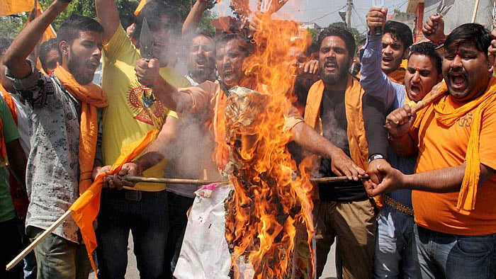 Bajrang Dal workers burn an effigy in J&K after the High Court banned beef. (Photo: PTI)