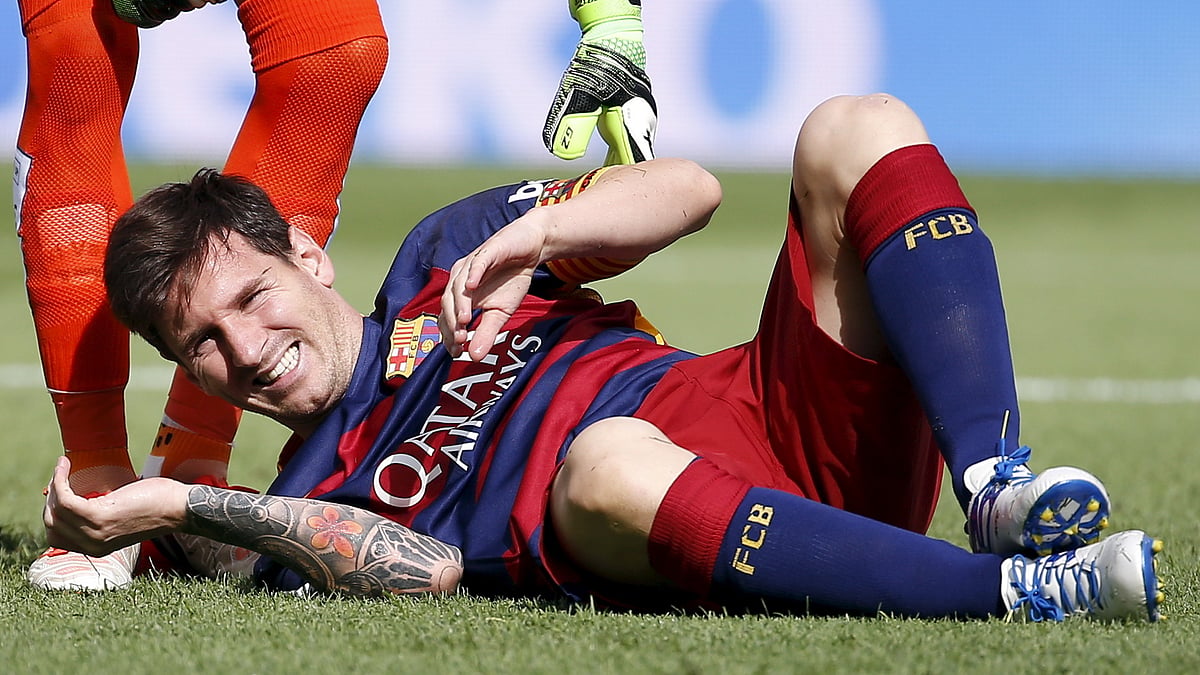 Lionel Messi grimaces in pain after injuring his left knee during Barcelona’s game against Las Palmas. (Photo: Reuters)