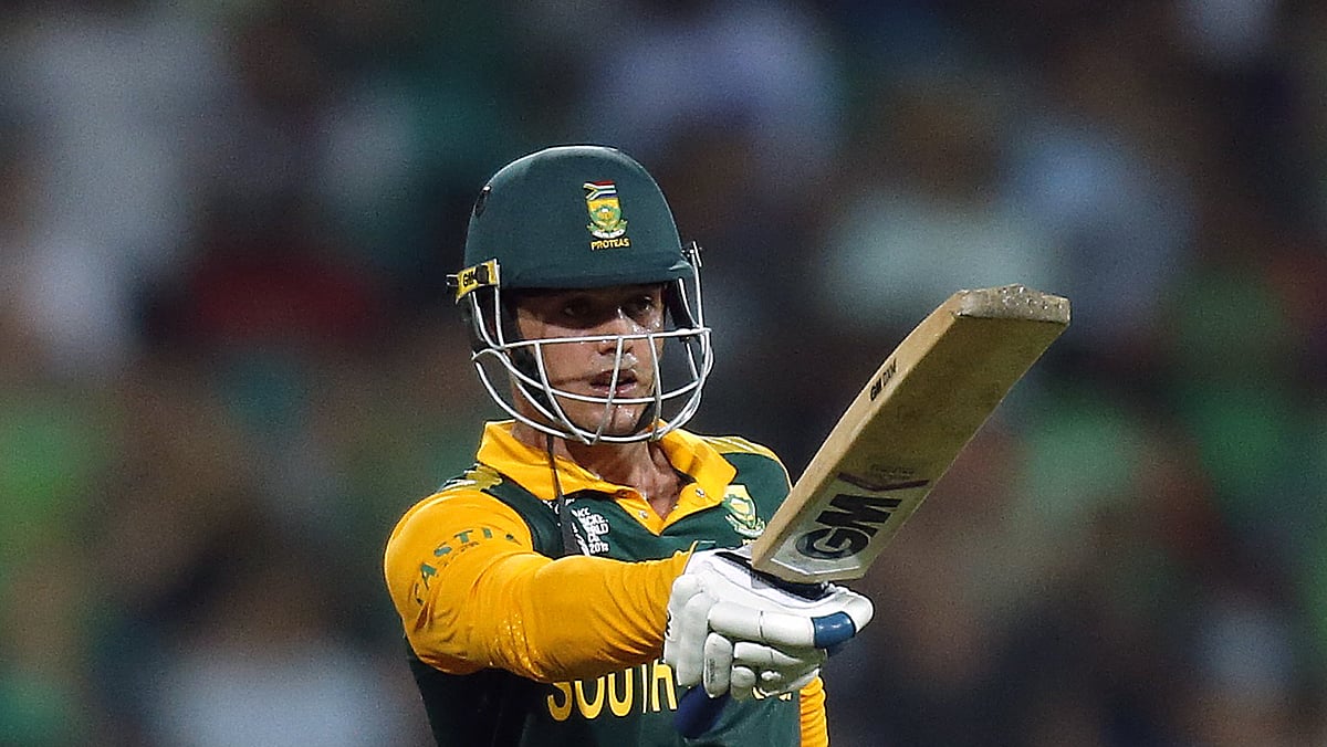 Quinton de Kock raises his bat after hitting the winning runs in the quarter-final game against Sri Lanka. (Photo: Reuters)