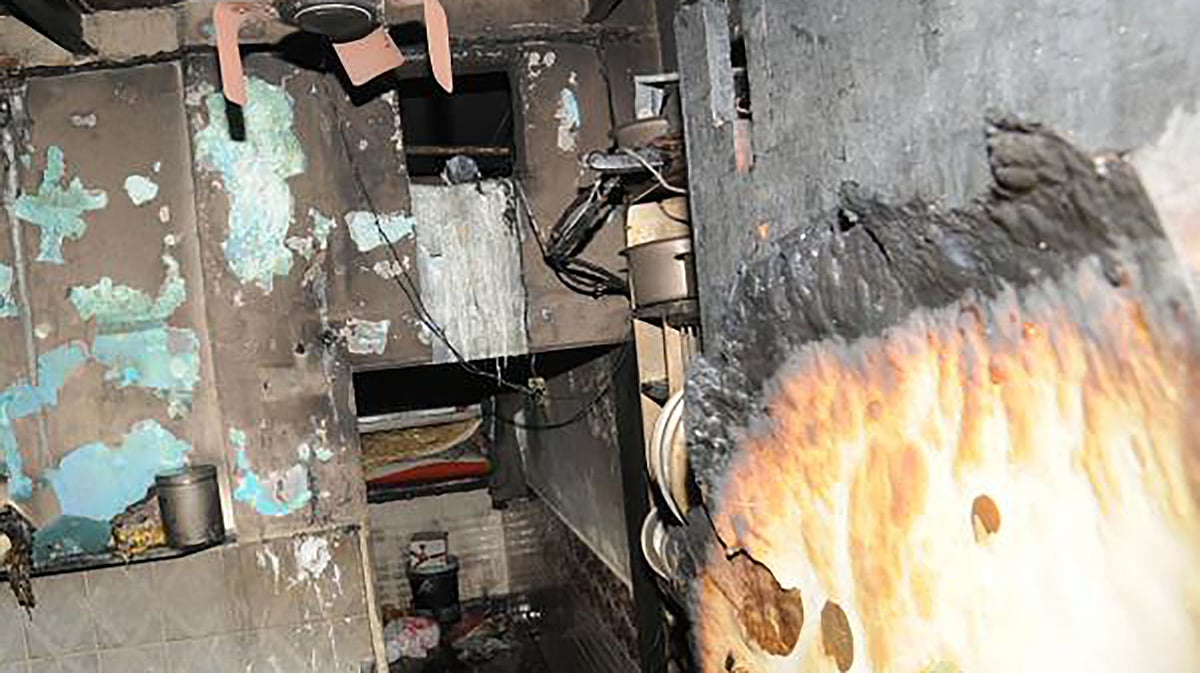 Aftermath of the cylinder blast in Mumbai. (Photo: <a href="https://twitter.com/Jansatta/status/654966416831938560">Twitter</a>)