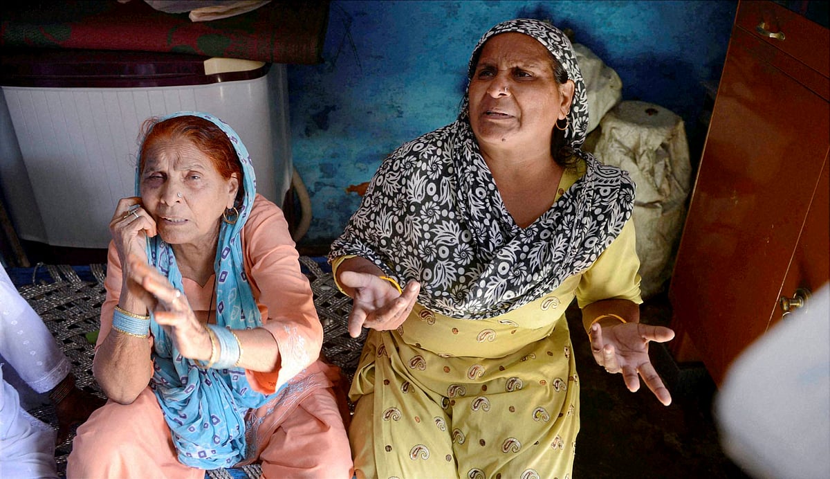 Relatives mourn the death of farmer Mohammad Akhlaq at his home in Bisara village about 45 kilometers from New Delhi. (Photo: PTI)