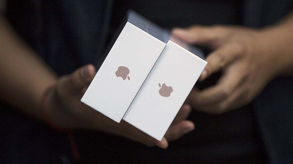 One of the first customers holds his phones as Apple iPhone 6s and 6s Plus go on sale at an Apple Store in Beijing.&nbsp;