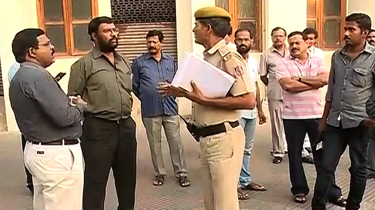 Delhi Police outside Kerala House in Delhi. (Photo: ANI screengrab)