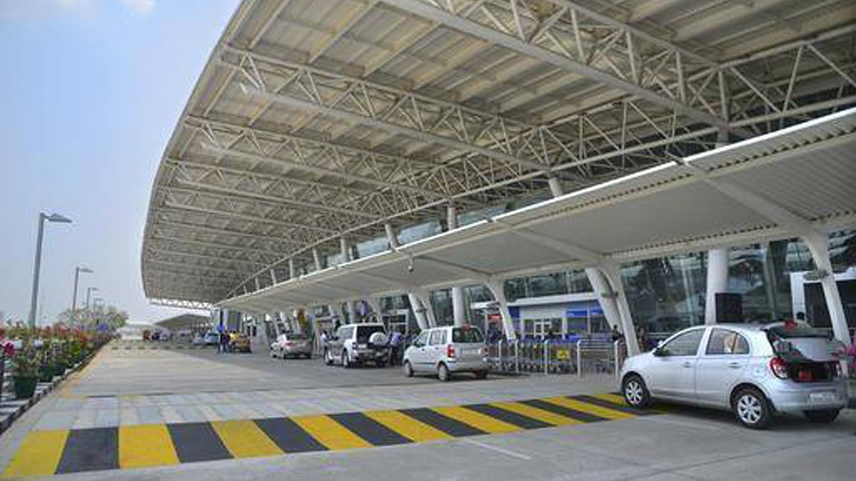 An elevated ramp allows cars to drop off passengers at the departure area, and exit the airport